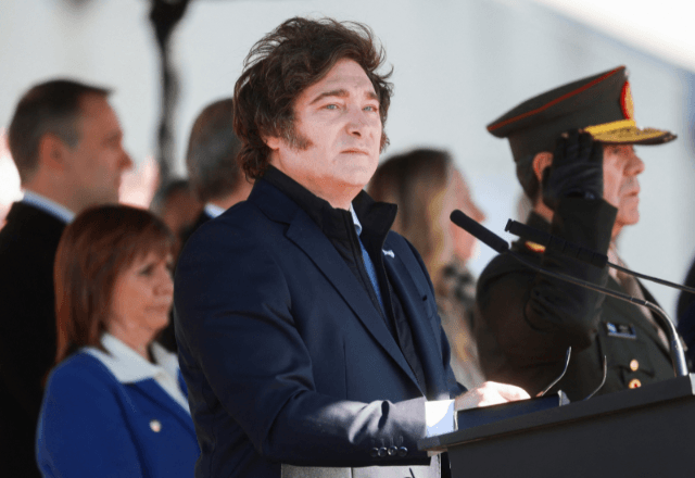 O presidente argentino Javier Milei em cerimônia do Dia da Bandeira Nacional em Buenos Aires, Argentina | Foto: reprodução/Reuters