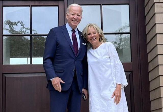 Jill Biden usa vestido branco e Joe veste terno