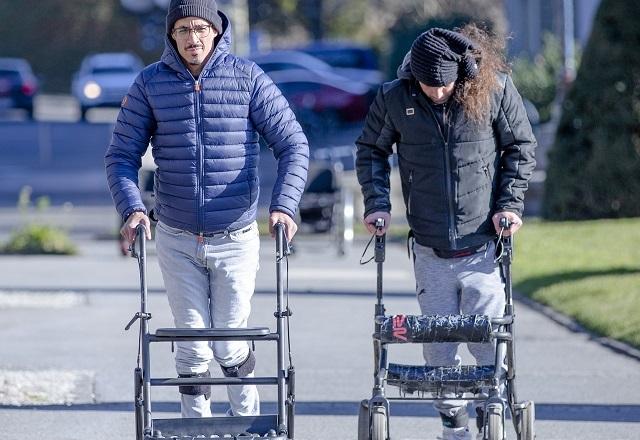 Pacientes caminhando com ajuda de aparelhos (NeuroRestore/Jimmy Ravier)