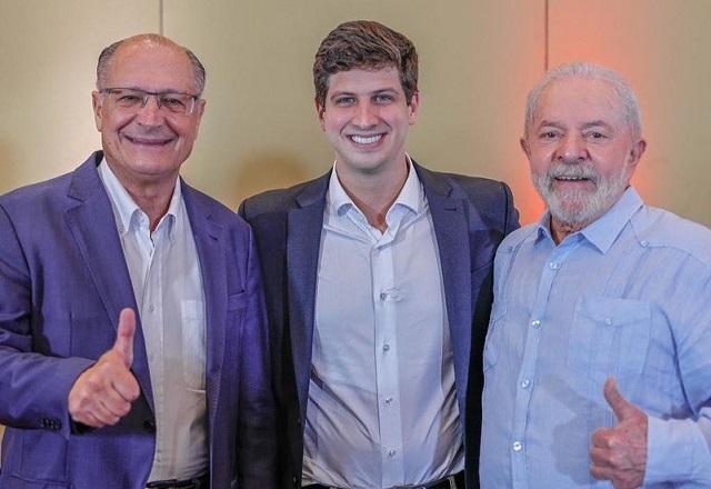 João Campos ao lado de Alckmin e Lula em evento em que foi oficializada a indicação do ex-governador para ser vice do petista (Ricardo Stuckert)
