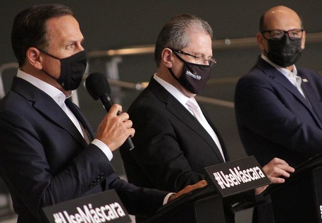 João Doria, Dimas Covas e Jean Gorinchteyn em coletiva de imprensa