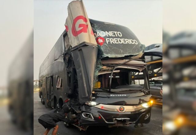 Ônibus da dupla João Neto e Frederico após acidente | Reprodução/Redes sociais