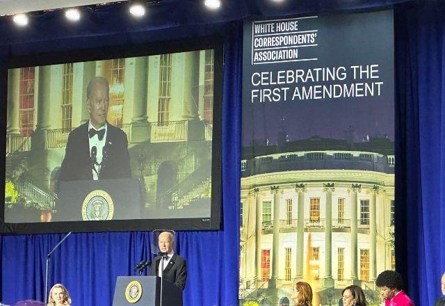 Joe Biden discursa durante jantar com correspondentes da Casa Branca