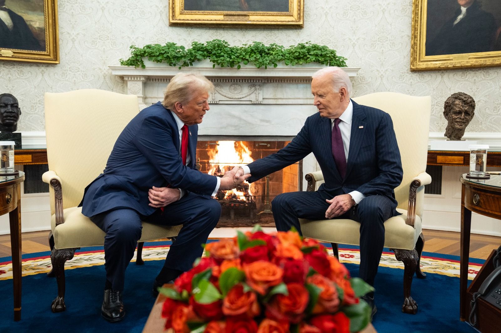 Joe Biden e Donald Trump durante encontro no Salão Oval, na Casa Branca