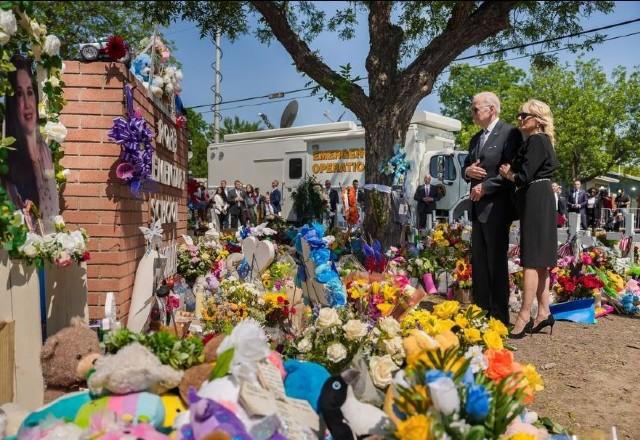 Joe Biden e a primeira-dama Jill Biden no memorial em frente à escola Robb, onde 21 pessoas foram mortas por atirador