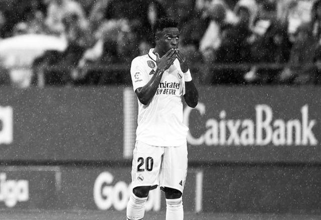 Jogador de futebol Vini Jr em campo