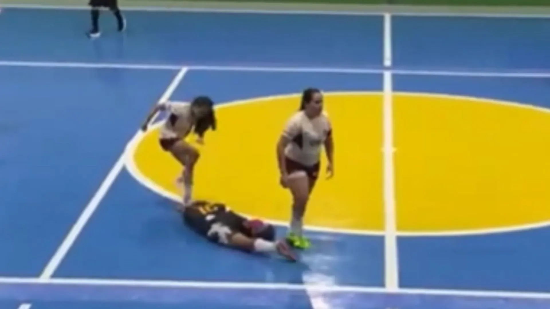 Jogadora é suspensa após chutar cabeça de adversária Jogadora é suspensa após chutar cabeça de adversária