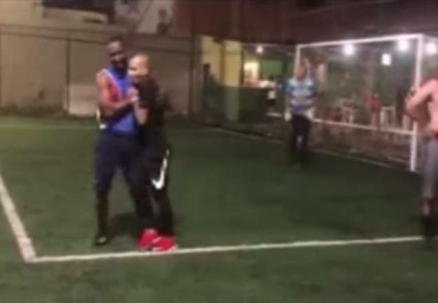 Jogadores do Atlético Mineiro são flagrados quebrando isolamento para jogar futebol