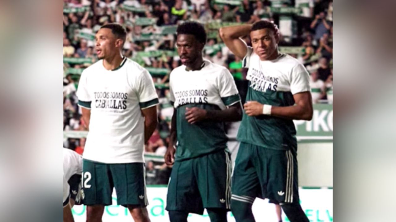 Vini e Mbappé enrolaram a camiseta até a altura do peito | Reuters / Reprodução