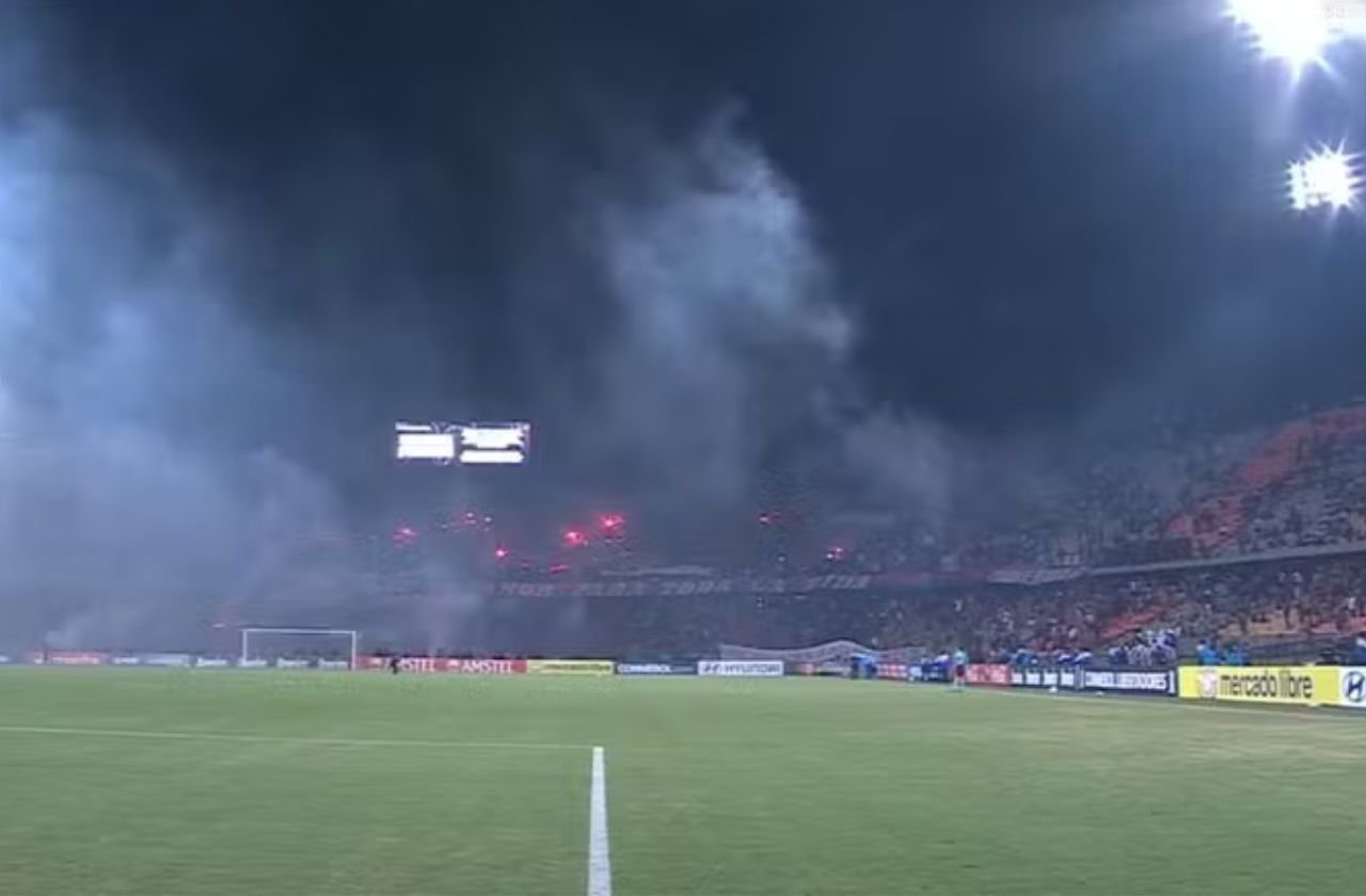 Jogo entre Independiente de Medelín e Flamengo é cancelado após confusão da torcida