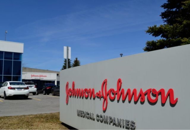 Talco da Johnson & Johnson é acusado de ter substância cancerígena; entenda