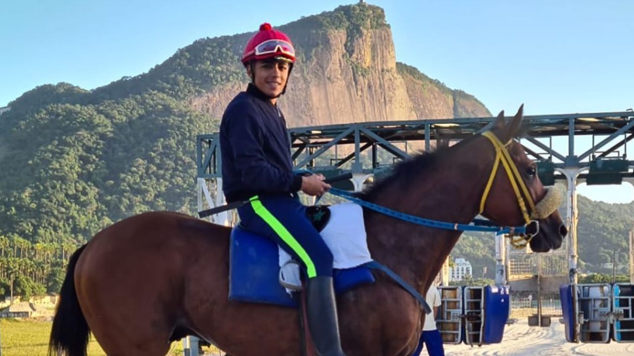 Imagem da notícia: Morre jóquei que caiu de cavalo em prova no Rio Imagem da notícia: Morre jóquei que caiu de cavalo em prova no Rio