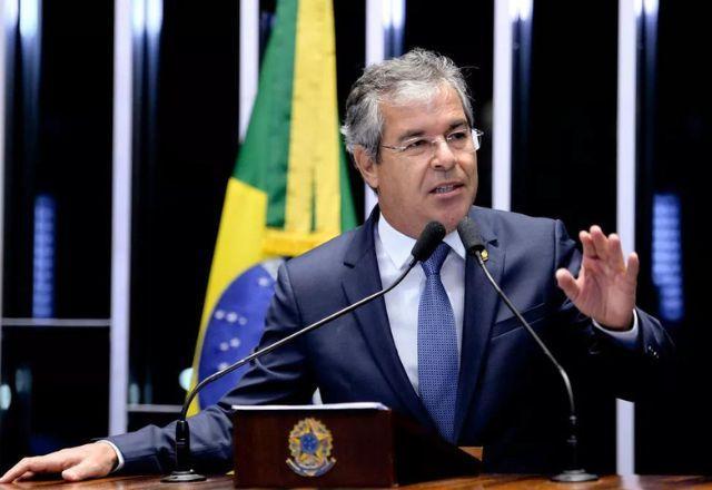 Jorge Viana gesticula enquanto fala ao microfone (Agência Senado)