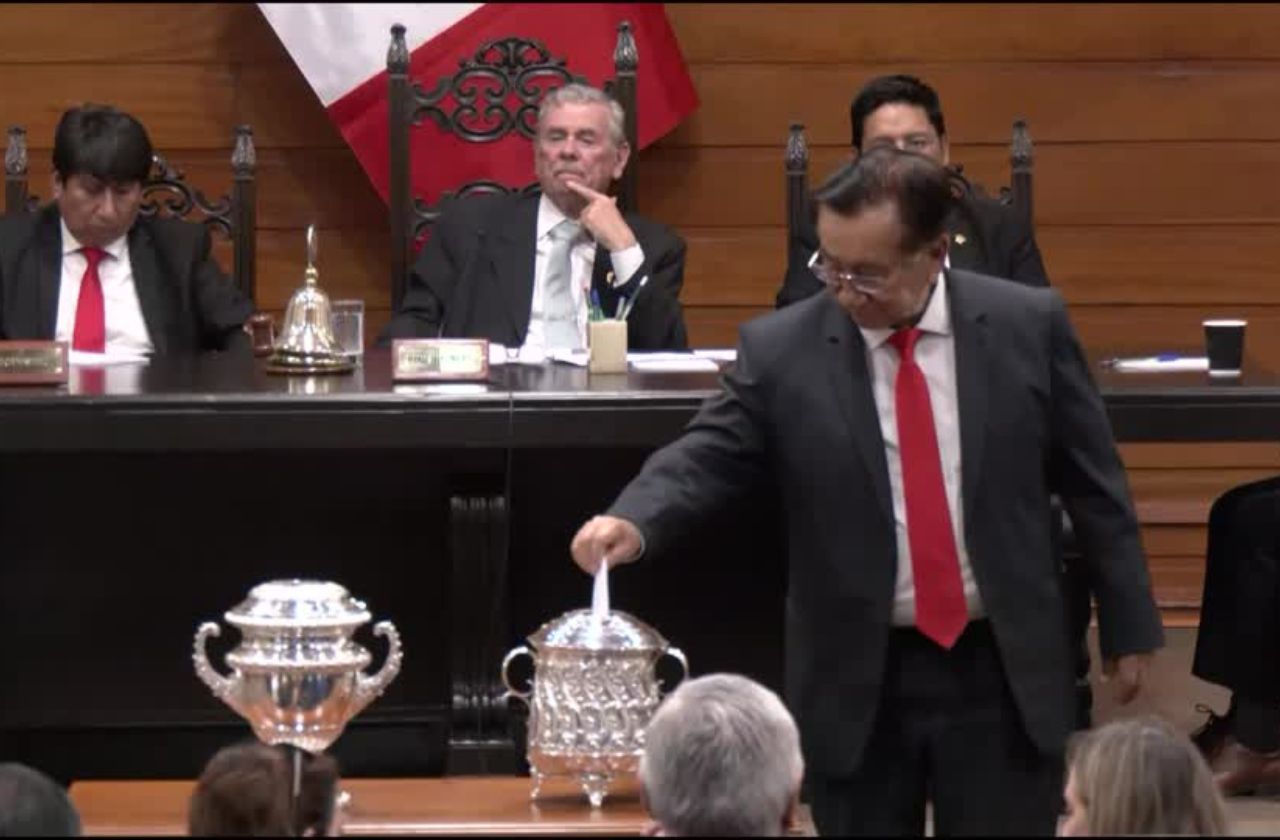 José Maria Balcázar, agora presidente interino do Peru, votando no Congresso | Reuters / Reprodução