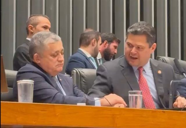 José Guimarães, ministro das Relações Institucionais, e Davi Alcolumbre (União-AP) no Congresso | Reprodução/SBT News