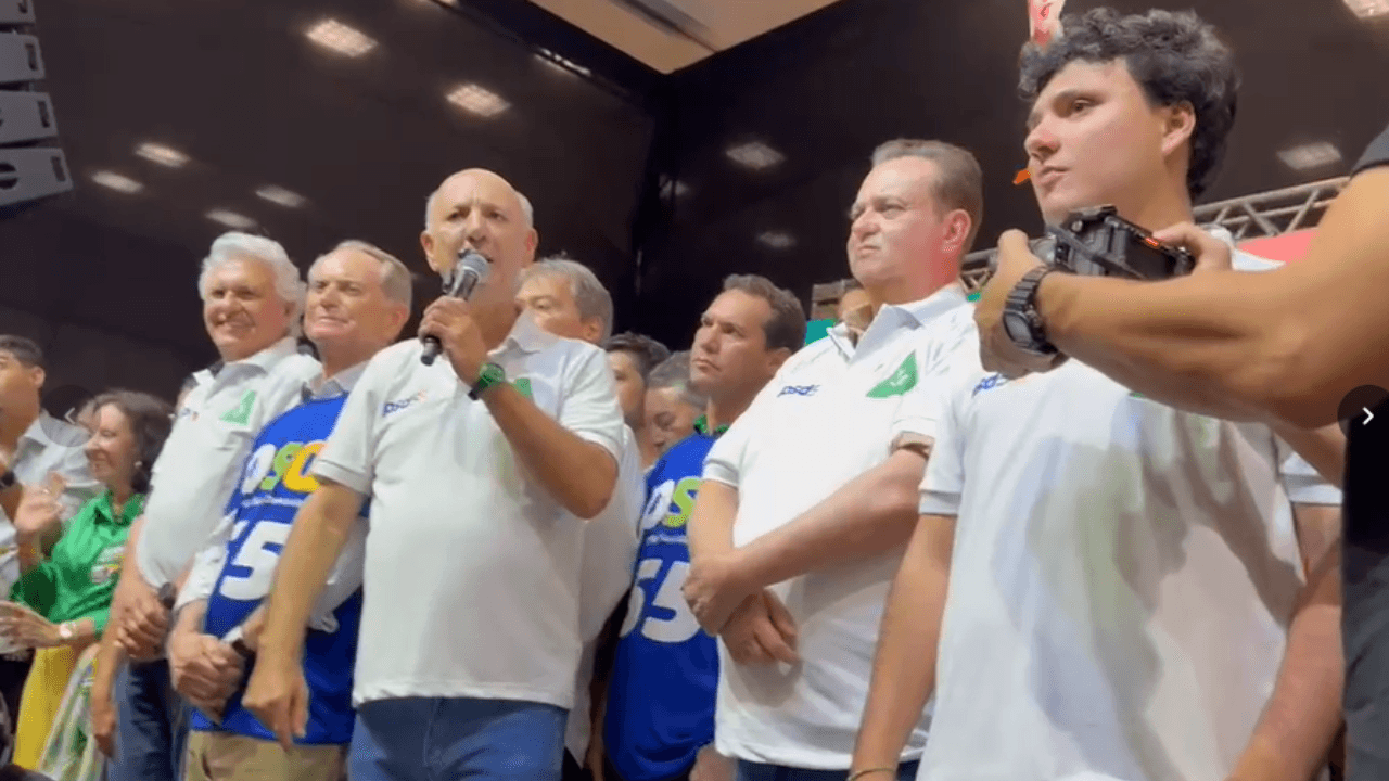 Arruda tenta governar DF 16 anos após prisão: 'me perdoei' Arruda tenta governar DF 16 anos após prisão: 'me perdoei'