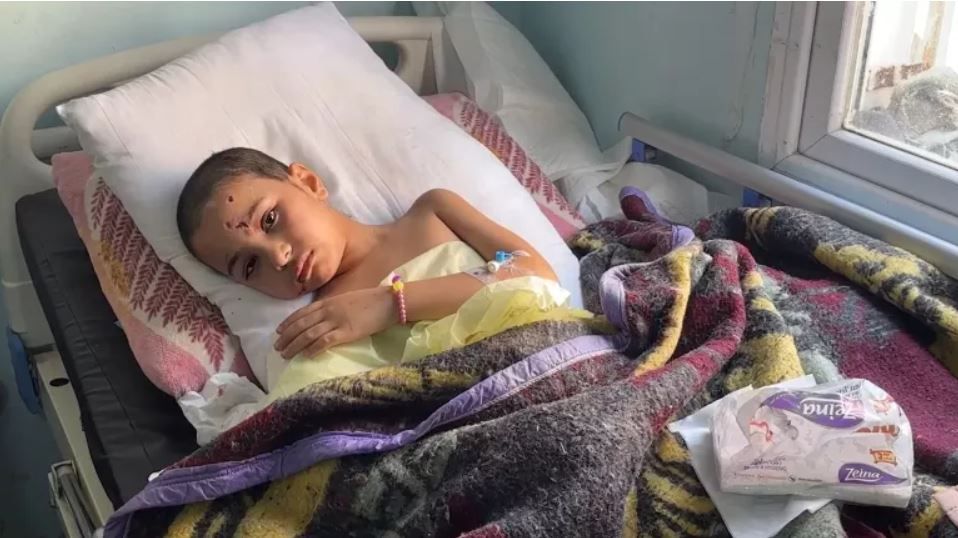 Jouri, de 9 anos, no Hospital Europeu em Khan Younis, Gaza, enquanto aguardava evacuação para tratar fraturas em todo o corpo | Unicef