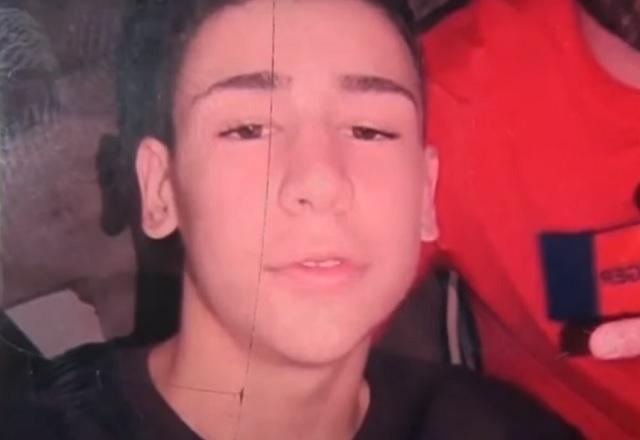 Jovem branco, de camiseta preta