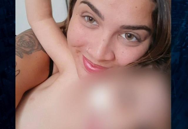 Jovem com filha, imagem desfocada para não identificar menor de idade