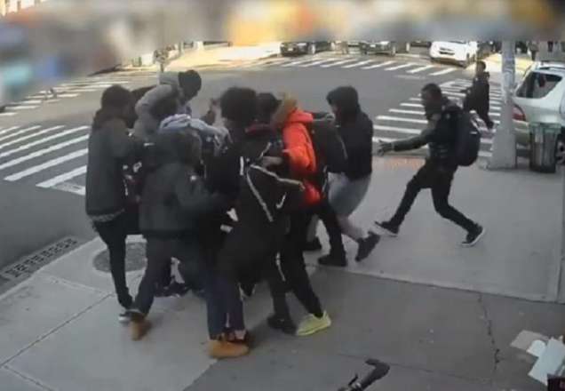 Jovem de 15 anos é brutalmente agredida ao ser roubada Jovem de 15 anos é brutalmente agredida ao ser roubada
