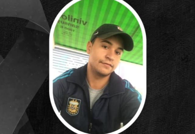 Jovem de boné preto