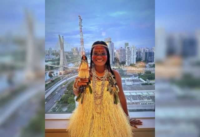 Jovem homenageada com a versão da boneca Barbie indígena | Reprodução Instagram