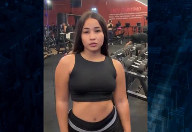 Jovem morena com roupa preta dentro de academia