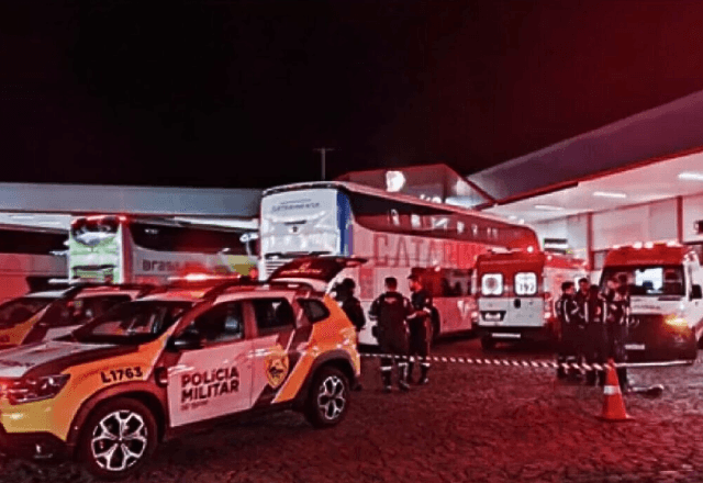 Jovem morre em viagem de ônibus com 26 celulares colados ao corpo