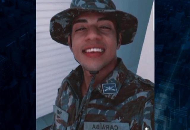 Jovem negro com farda do exército, camuflada em verde
