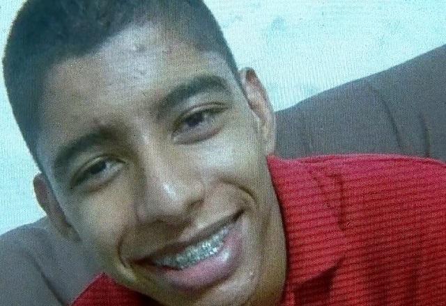 Jovem negro sorrindo