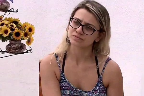Jovem tem vestido de noiva furtado e pede ajuda para repor a peça
