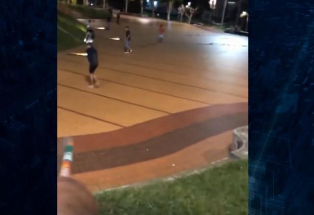 Jovens brincam com fogos de artifício em nova brincadeira que simula varinha de Harry Potter