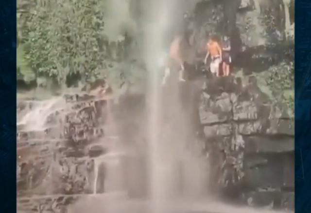 Jovens em cachoeira
