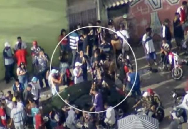Jovens fazem baile funk com fuzis na mão em Osasco