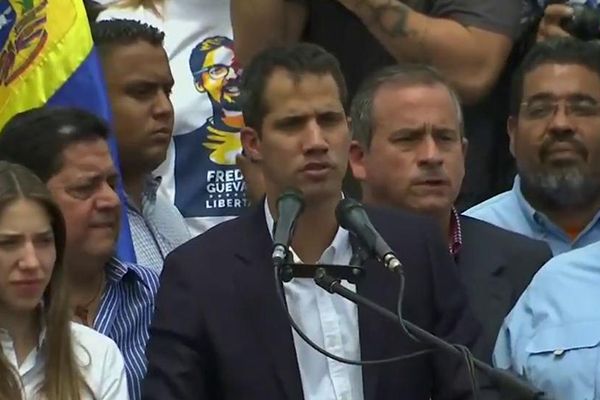 Juan Guaidó retorna para a Venezuela e desafia Nicolás Maduro