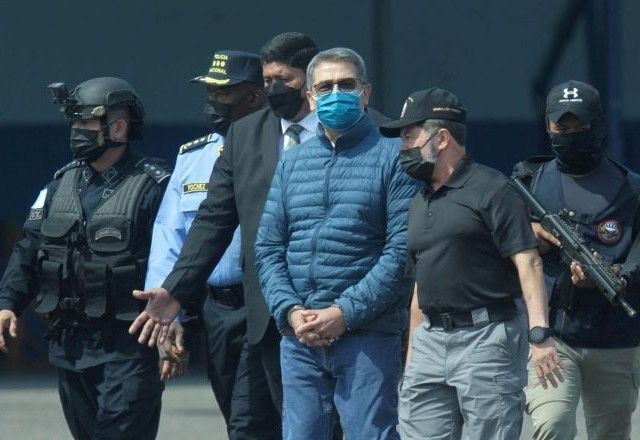 Juan Orlando Hernández ao ser transportado para os EUA | 21/4/2022/Reuters/Fredy Rodriguez