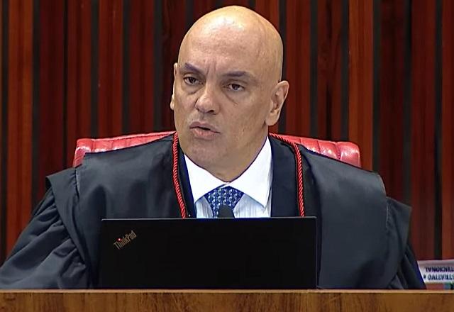 Alexandre de Moraes fala ao microfone (Reprodução/Justiça Eleitoral)