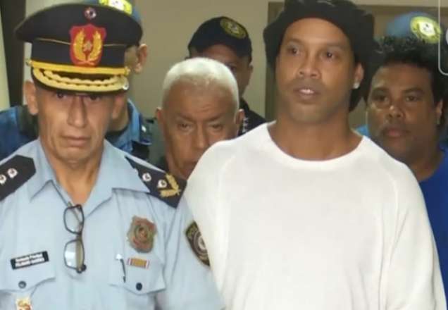 Justiça do Paraguai mantém prisão preventiva de Ronaldinho Gaúcho Justiça do Paraguai mantém prisão preventiva de Ronaldinho Gaúcho