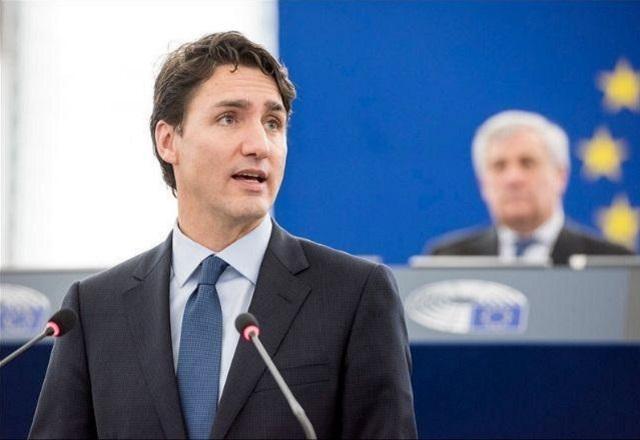 Justin Trudeau fala ao microfone (Wikimedia Commons)