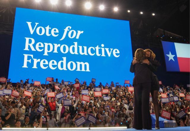 Kamala Harris abraça Beyoncé em comício no Texas | Reprodução/X @KamalaHarris