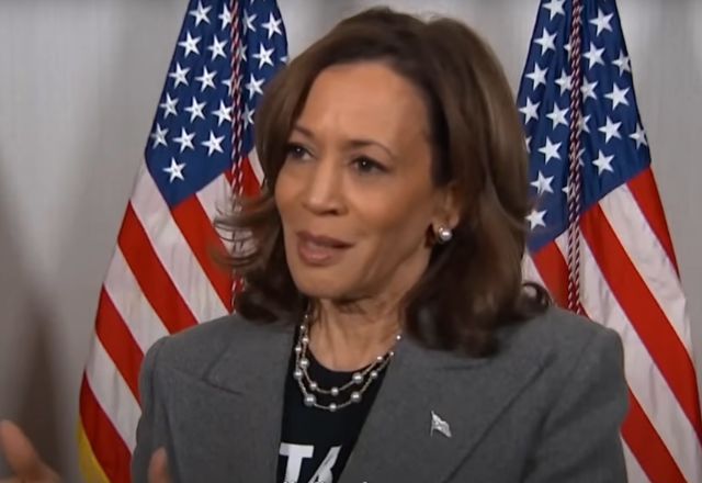 Kamala Harris é a atual vice-presidente dos Estados Unidos e tenta ser a sucessora de Biden | SBT