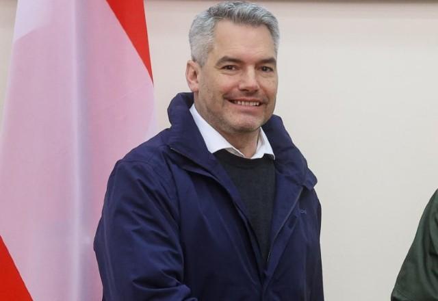 Karl Nehammer pousa para foto com general ucraniano; o chefe de Estado deve conversar com presidente russo hoje