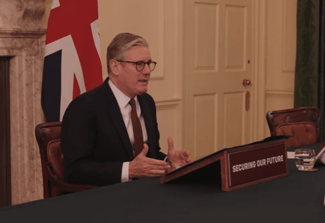 Keir Starmer em reunião | Reprodução/Redes sociais