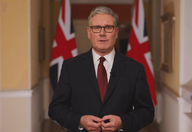 Starmer autoriza uso de bases britânicas pelos EUA contra o Irã, mas nega participação em ofensiva Starmer autoriza uso de bases britânicas pelos EUA contra o Irã, mas nega participação em ofensiva