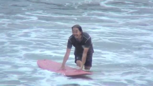 Kenji Miyauchi não percebeu a aproximação do animal e foi atacado | YouTube