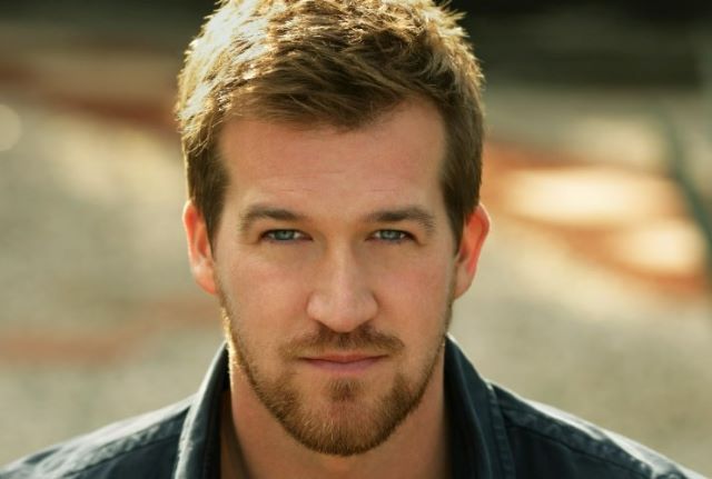 Ator Kenneth Mitchell