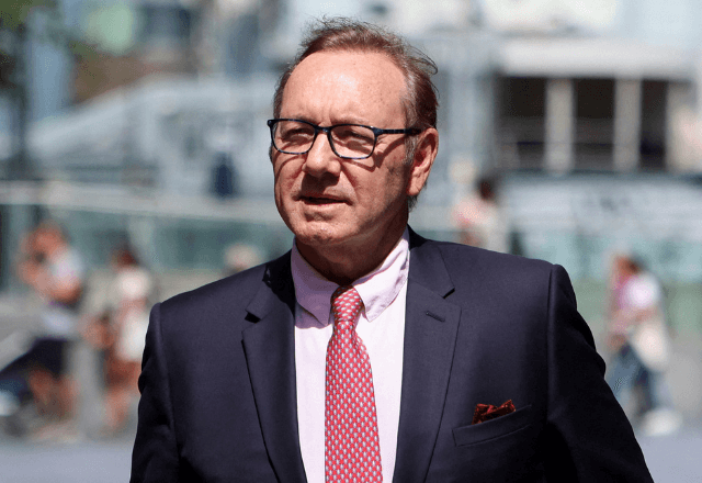 Ator Kevin Spacey do lado de fora de tribunal em Londres | Foto: reprodução/Reuters