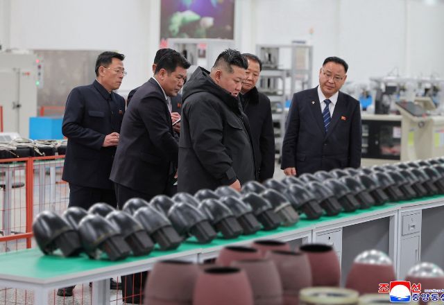 Líder norte-coreano Kim Jong Un visita fábrica militar 4/1/2026 | Foto: KCNA via REUTERS
