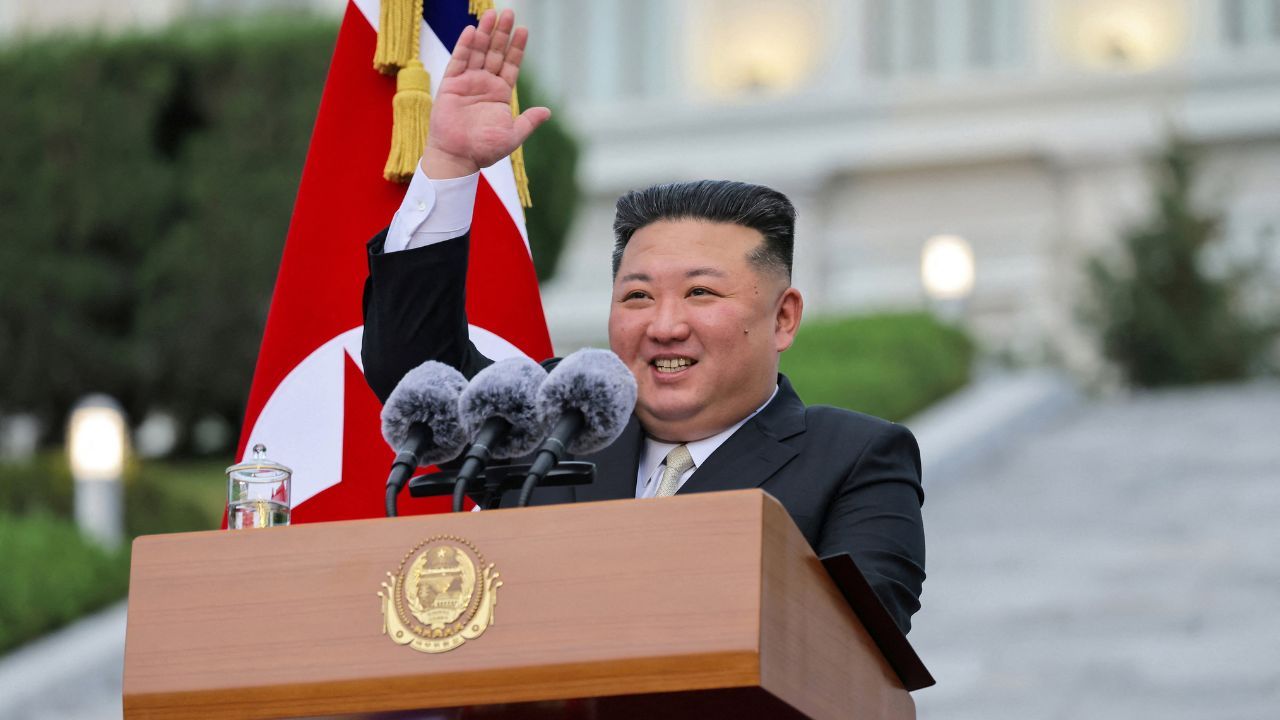 Coreia do Norte exibe míssil capaz de atingir os EUA