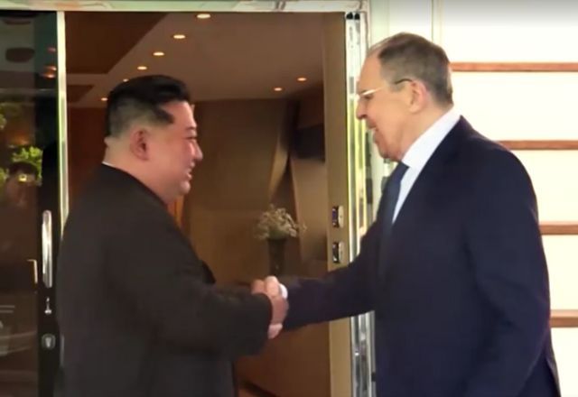 Kim Jong-un cumprimenta Sergei Lavrov na Coreia do Norte | Foto: Reprodução/Reuters